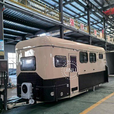 Paardentrailer voor 3 paarden, model met hoekbelasting