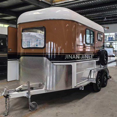 Het laden van twee containers met paardenvlotters